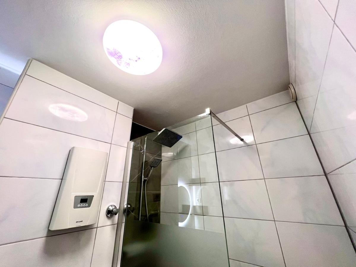 Stylish, Cozy & Quiet With One And Half In District 1 Appartamento