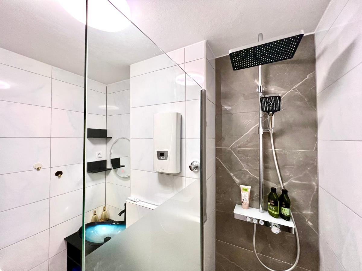 Appartamento Stylish, Cozy & Quiet With One And Half In District 1